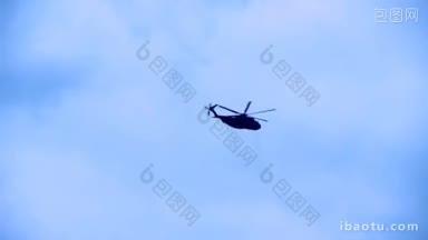 黑鹰直升机在空中侦查